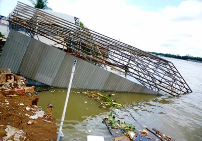 An ice production unit falls in to the Hau River due to a landslide on May 26 (Photo: SGGP)